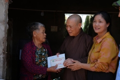 Hòa thượng Thích Bảo Nghiêm tiếp tục trao quà cho các hộ gia đình gặp khó khăn tại Hà Tĩnh