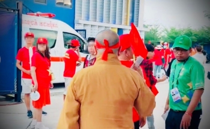 Nhà sư đến sân cổ động bóng đá, nên hay không?