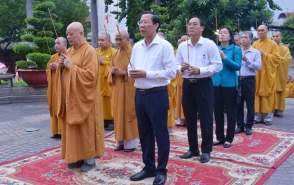 Chủ tịch UBND TP.HCM Phan Văn Mãi dâng hương tại tượng đài Bồ-tát Thích Quảng Đức
