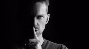 Im lặng đúng lúc