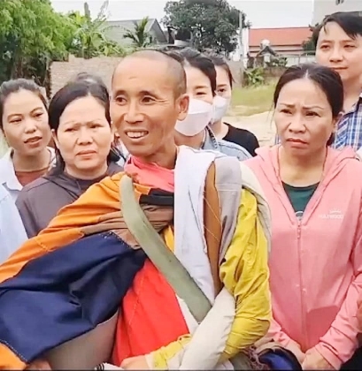 Người tu 'khất thực' và hiệu ứng đám đông 