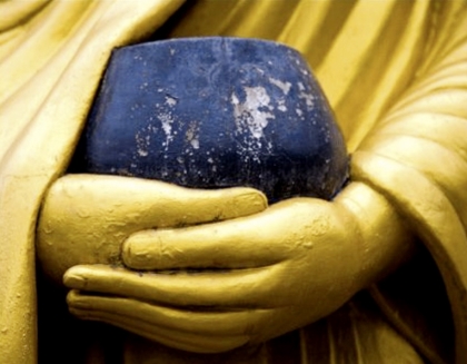 Đức Phật truyền y bát cho ai?