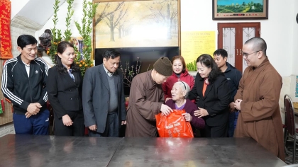 Hòa thượng Thích Bảo Nghiêm tặng quà thân nhân gia đình Liệt sĩ khu dân cư Bằng A - Bằng B