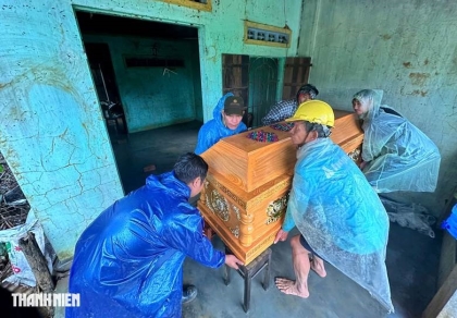 Xót xa những chiếc quan tài trước cửa ở rốn lũ Hòa Thịnh, Đắk Lắk 