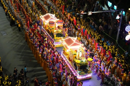 Hà Nội: Hàng chục ngàn người trang nghiêm cung rước xá lợi Đức Phật quanh hồ Hoàn Kiếm 