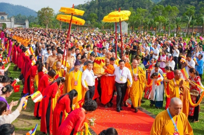 Hình ảnh cung rước Xá lợi Đức Phật tôn trí tại cung Trúc Lâm Yên Tử