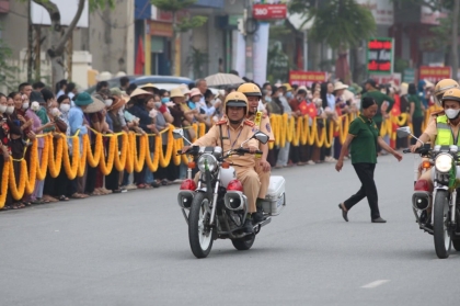 Hình ảnh Phật tử, nhân dân cung đón Xá lợi Đức Phật về chùa Chuông Hưng Yên