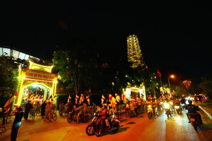 Tưng bừng đạp xe diễu hành, lan tỏa ánh sáng từ bi kính mừng Phật đản giữa lòng Thủ đô