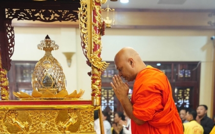 Cung thỉnh, cung tiễn, chiêm bái xá lợi Phật...hiển bày những Chơn Thiện Pháp Vi Diệu