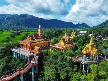 Ngôi chùa ở An Giang như 'lơ lửng trên cao', khách leo 240 bậc đến chiêm bái 