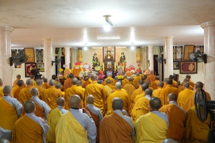 Chư tôn đức đại diện 18 Trường hạ Thành phố Hà Nội lễ tạ Giác linh Đức Đệ Tam Pháp Chủ GHPGVN