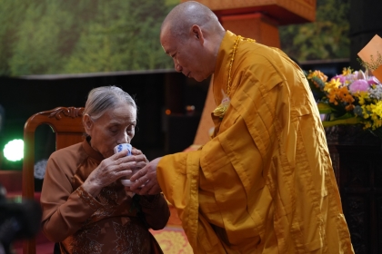 Hàng ngàn Phật tử tham dự đại lễ Vu lan Báo hiếu 2025 tại chùa Bằng 