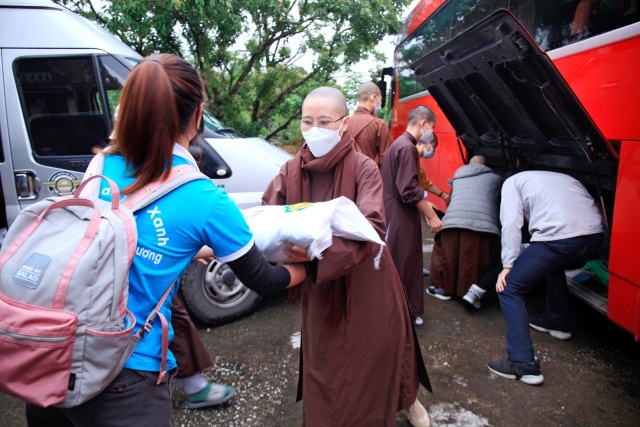 Chùa Long Hưng mang yêu thương đến trại Phong Chí Linh