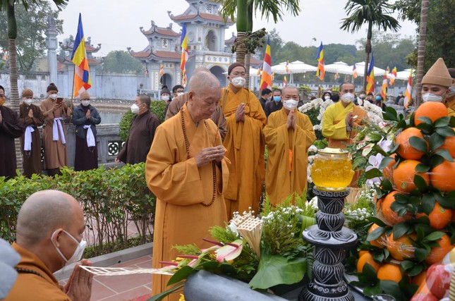 Trưởng lão Hòa thượng Thích Trí Quảng đảnh lễ chư vị Pháp chủ, Tổ sư