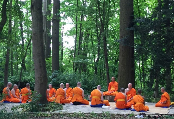 Có những nơi người tu nên ở lại và nên bỏ đi