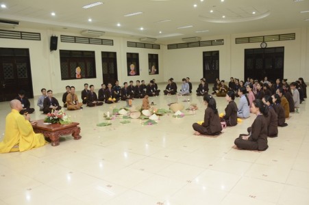 Công ty CPTM Địa Ốc 5 Sao về tu học tại chùa Hoằng Pháp