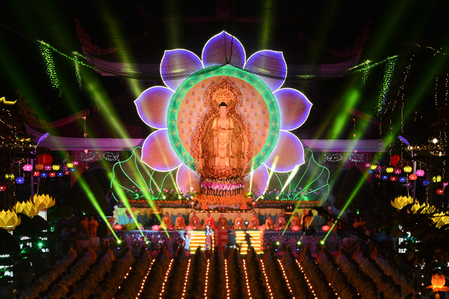  Chùm ảnh đẹp đêm hoa đăng vía Phật A Di Đà tại chùa Hoằng Pháp