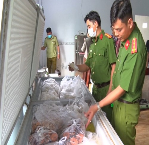 Bắt giữ hơn 3.000 kg chả đòn chay nghi trộn thịt, cá