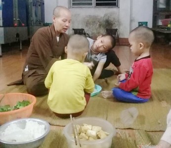 Ni sư giả điên, tìm cách đưa trẻ bụi đời về chùa cưu mang