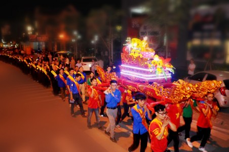 8 năm, cả làng chung vui lễ hội rước Phật đản sanh