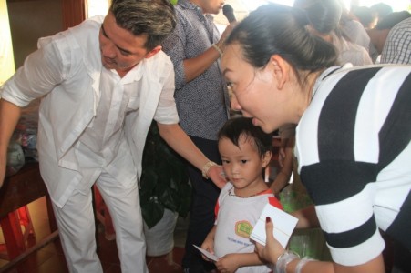 Mr Đàm mướt mồ hôi phát quà từ thiện tại Chùa Lò - Trúc Lâm Vĩnh Nghiêm Đại Phật