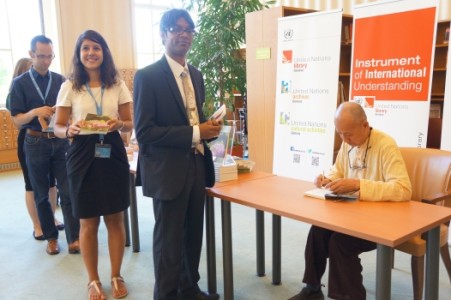 Thành công bất ngờ của nhà sư Việt Nam ra mắt cuốn sách “Vũ khí T T” tại Geneva 