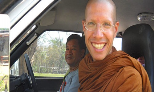 Con trai duy nhất của tỷ phú Malaysia đi khất thực