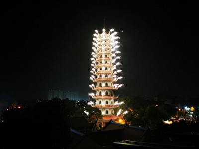 Hàng ngàn người dự đêm hoa đăng kỷ niệm Đức Phật Thích Ca Mâu Ni thành đạo, PL 2564