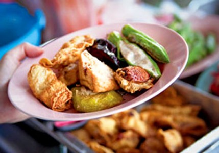 Ăn mặn, uống bia rượu trong chùa có đúng với đạo lý nhà Phật không? *