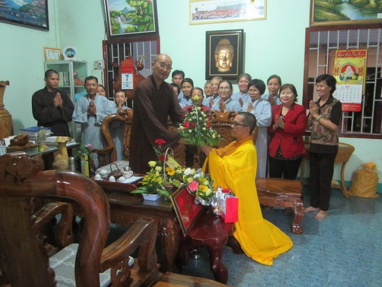 Đảnh lễ Hòa thượng ân sư nhân ngày Nhà giáo Việt Nam