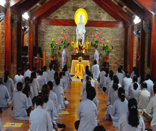 Người dân Huế lên chùa sám hối, cầu an trong đêm rằm