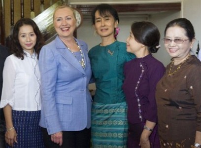 Myanmar: Ngoại trưởng Mỹ chân đất thăm chùa Shwedagon