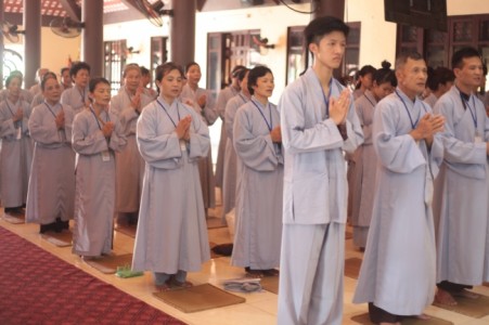 Hơn hai trăm người tham dự khóa tu Bát quan trai tại chùa Hòa Phúc