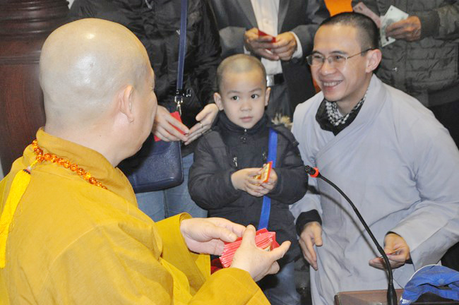 Ấm áp đêm giao thừa bên Đức Phật, bên Thầy...