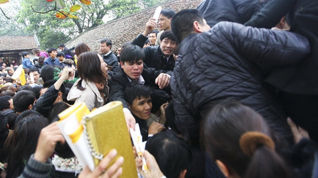 Bi kịch tín ngưỡng của người Việt 