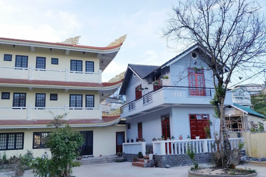 Sống xa hoa là do công đức lớn ?