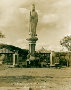 Lễ kính nơi tôn trí tôn tượng Bồ tát Quan Thế Âm