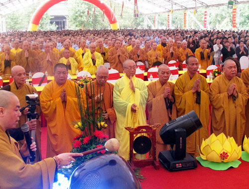 Nhà sư có nên sắm iPhone 6, đi xe sang?