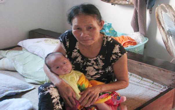 Cháu bé 2 tháng tuổi mồ côi mẹ cần giúp đỡ