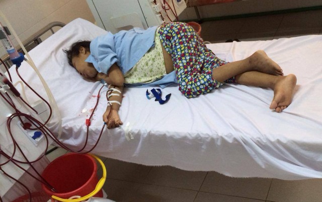 Cha mất, bé gái lớp 7 bỏ học nuôi mẹ chạy thận