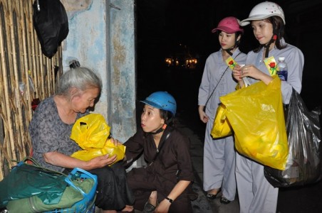 Đêm xuống phố chia sẻ yêu thương cài hoa hiếu đạo