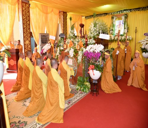 Chư Tăng chùa Hoằng Pháp viếng cố đại lão Hòa thượng Thích Minh Cảnh