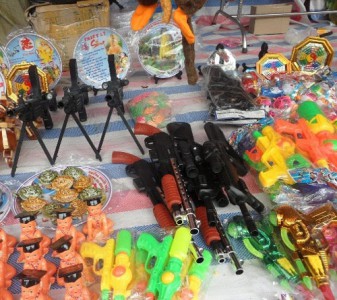 Choáng với các sản phẩm 'bạo lực' trước cửa Phật