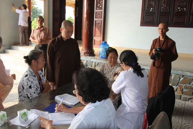 Chùa Bà Đa khám bệnh và phát thuốc miễn phí