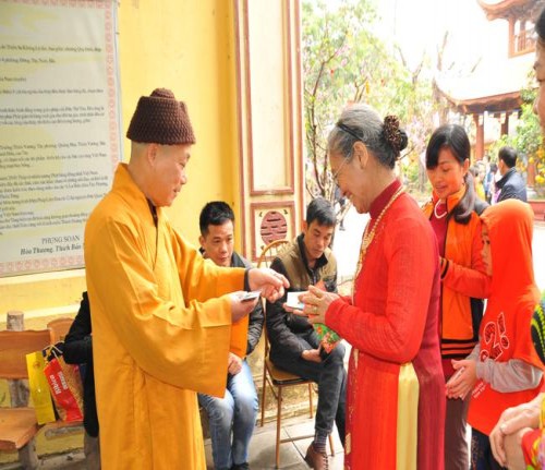 Thời khắc linh thiêng đầu năm mới tại chùa Bằng