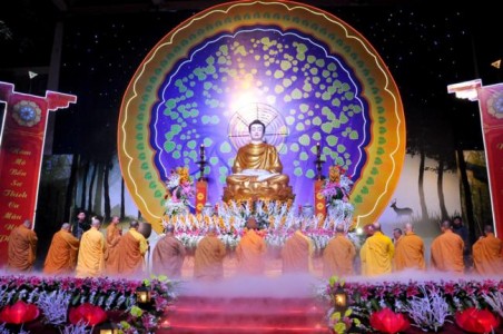 Hàng ngàn người dự lễ kỷ niệm ngày Đức Phật Thích Ca Mâu Ni thành Đạo