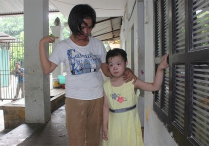 Bảo mẫu chùa Bồ Đề chia tay các cháu nhỏ trong nước mắt