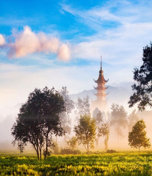 Chùa tôi hư ảo sương mù