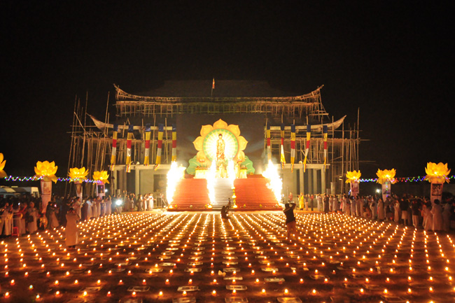 Lung linh hoa đăng vía Phật Di Đà và lễ Quy y Tam Bảo tại chùa Cổ Am