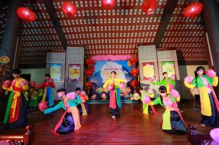 Ấm áp đêm hội ' Vầng trăng yêu thương' tại chùa Hòa Phúc